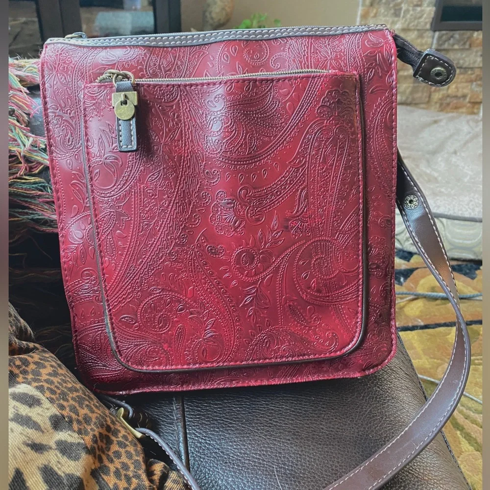 FOSSIL RELIC Burgundy Red Paisley Embossed Faux Leather Hobo Crossbody Bag Purse - Picture 2 of 9